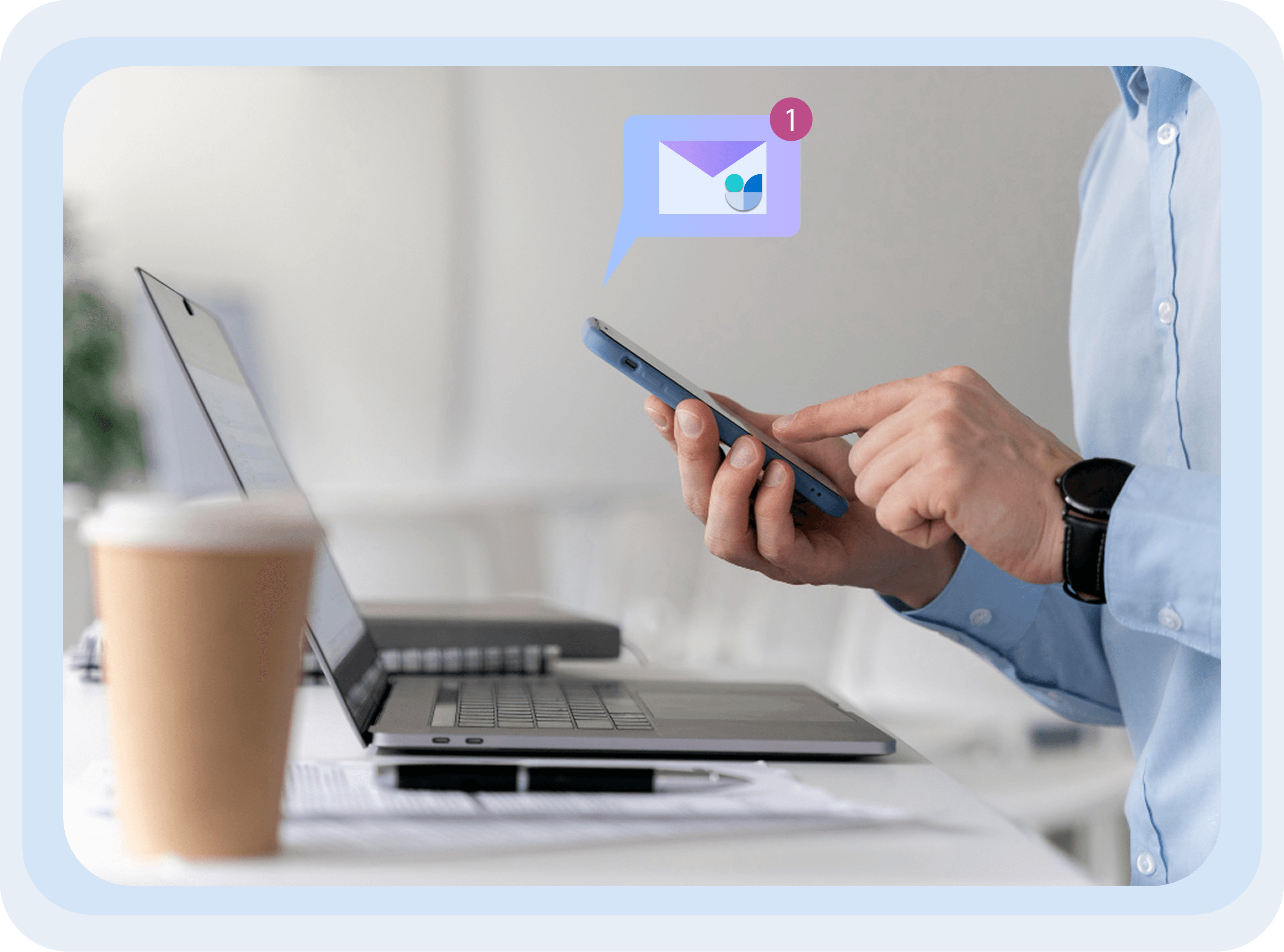 Une personne reçoit une notification e-mail sur son téléphone